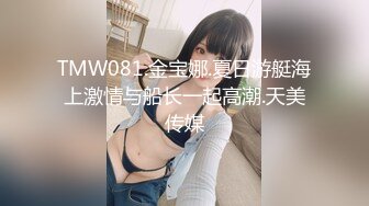 女仆装较小美少女！激情大战头套男！拨开内裤看嫩穴，用吊磨蹭洞口求插入，骑乘位一顿输出