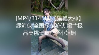 美容院老板娘还真臊,看店期间没客人,自己脱了裤子摸B紫薇,突然来个人,赶忙招呼客人