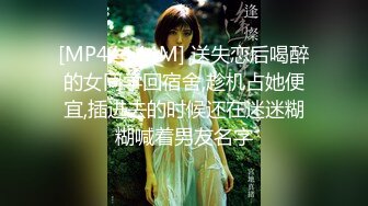 一个贪婪的吃着大鸡吧，一个肆意玩弄着骚逼，非常完美的69