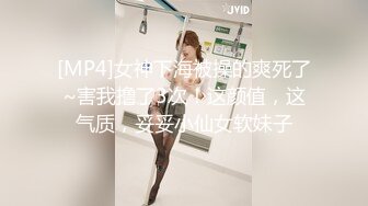 刚送完孩子去幼儿园，就跑来和我在沙发上后入。