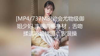 娇小身材甜美嫩妹情趣装黑丝激情啪啪，深喉口交非常享受，翘起屁股扭动手指扣逼，上位骑乘打桩机猛操美臀