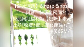 极品网红脸白虎小骚逼舔弄假鸡巴，一对大奶摇晃诱惑，这种美女在床上玩起来还不得爽死