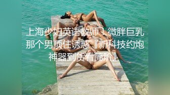 在KTV同学聚会 别人都在唱歌 你俩竟然在厕所就干起来了 还把妹妹的屁眼掰开使劲舔！