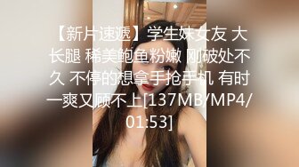 跟皮皮约到中途，小鲸鱼应声闯入还提议同意我绑起来….于是有了这个镜头，看两个女生玩，太折腾了…