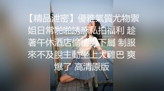 爆草人妻小少妇，全程露脸让小哥在沙发上各种爆草抽插，自己抠骚穴道具抽插玩弄，浪叫不断草的好爽直接内射