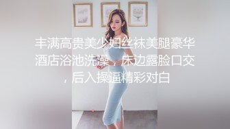 少妇：别拍了呵呵，嗯嗯别拍了。  男：拍你这骚货爽的样子。少妇独有的味道，就是真实与美！