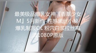 【红事会未流出】两个美女BB长的很像，其中一个尿完用手指往Bn捅了一下不知道在干嘛❤️（原档）