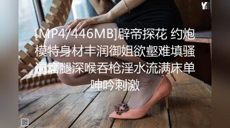 48岁丰满大屁股熟女大妈在家里又发骚了，自己揉大肥逼太刺激了