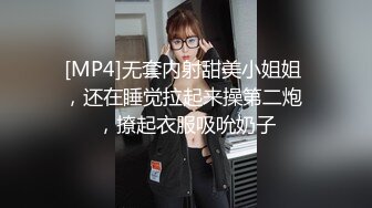 商场女厕偷拍白裤子美女 下面阴唇又黑又长