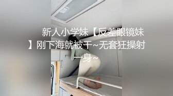 穿着丝袜的大妈在厨房就忍不住玩自己老穴了