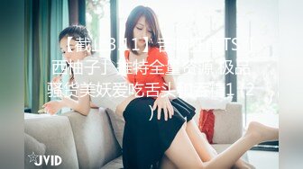 淫荡骚女姐妹花，老哥一挑二双飞，双女舔奶吃屌，前后夹击，扶屌骑乘操骚逼，边操边舔逼，轮流上阵被狠干