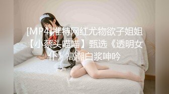 性感的大腿小脸美女，尿尿得以窥探下面的风景，紧紧的外穴，里面一定很温暖！