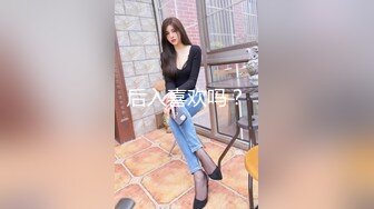 奶哺乳期骚女激情操逼，挤出乳汁，抓着屌猛吸，从下往上视角后入，操的两个大奶晃动