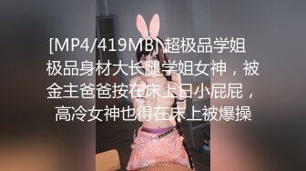 白虎妹坐鸡巴上面还不忘拿着手机自拍