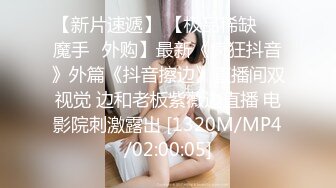 最新4月震撼！万人在线追踪OF甜美可爱清纯风博主【绯红小猫】露脸私拍②，各种大号道具双洞疯狂紫薇，相当反差 (1)