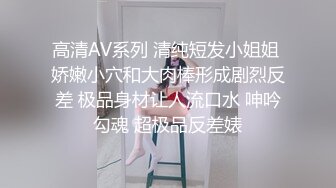 后厨操作间新来的实习生小妹占着茅坑不拉屎不停地刷抖音