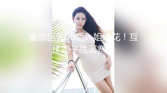 她在她的 cosplay 服装中方便地打开她的湿猫，以便进入您的公鸡。她穿着性感的衣服骑着你反复高潮。