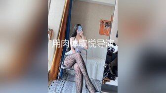 黑色紧身连衣裙美女被人拉来采访，黑色丁字裤