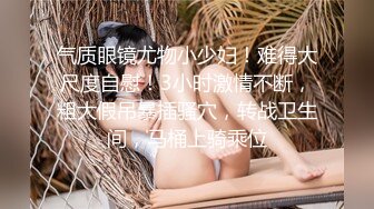 黑丝短裙骚少妇勾搭上门的维修工 全程露脸 衣服都没脱就让大哥各种乱草无套蹂躏内射