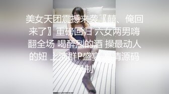 牛仔小美女跟小哥在家激情啪啪给狼友直播，全程露脸互动听指挥，让小哥舔逼口交大鸡巴，无套抽插高潮尿尿