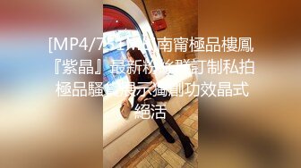 潜入公司女厕偷拍身材娇小的女同事