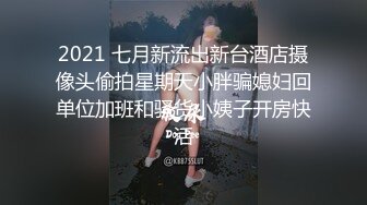 穿了一个开档的丝袜 一个蓝色的旗袍 真是诱惑我呀