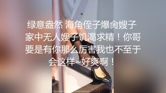 丰满女人家中一边看片一边自慰