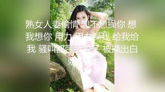 花臂纹身娇小美女撩下衣服就要吸奶子跪着深喉舔屌