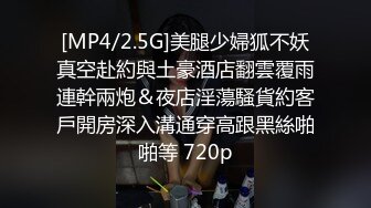 小县城上帝视角偷拍多位年轻美女的小嫩鲍多个妹子盯着镜头看 (3)