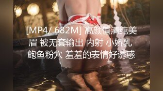 撸鸡推荐，漂亮美女情趣装宾馆3P，一个拍一个干，无毛海鲜形状很正超诱人