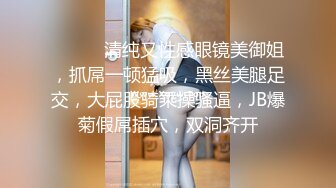 一根不够饱两根刚刚好 淫荡女孩终于被满足了