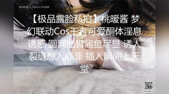 两个社会渣女小萝莉跟小哥哥一起激情大秀，全程露脸揉奶玩逼互动撩骚，道具抽插伺候小哥的大鸡巴，精彩刺激