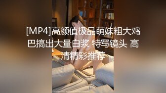 ✿群P小骚妻✿享受后入的同时当然嘴里也不能闲着啦，这个姿势是真的涨的我满满的，不知道啥感觉，身上麻，特别麻