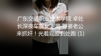 天桥勾引外卖骑车员，男友提醒她来人了，没想到她扑过去诱惑，可惜小哥胆子太小，正眼瞧都不敢！