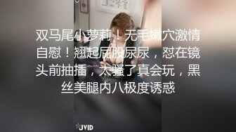 极品淫乱盛宴『武汉情侣』带上一群单男轮奸两只小母狗，三个洞都被填满，小母狗非常配合撅起屁股让单男排队轮奸 (1)