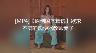 尾随偷拍美女 超短蓬蓬裙美女玩健身器材撅屁股露粉色丁字裤