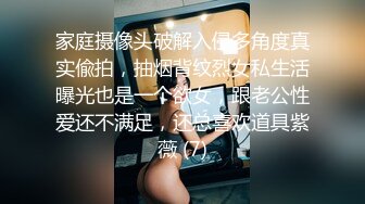 清凉开衩裙美女逛街性感翘臀配骚丁湿了还露毛 粉裙白袜美女爱心内前后透明正面抄底黑森林