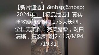 颜值很高的大奶子风骚少妇跟大哥激情啪啪，69玩弄舔逼吃鸡巴，多体位抽插爆草浪荡呻吟，伺候完大哥自己玩逼