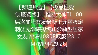 超级清纯绝代佳人，颜值极高，在吃鸡那一刻居然害羞的捂起了脸来，十分可爱十分有感觉，女朋友的感觉