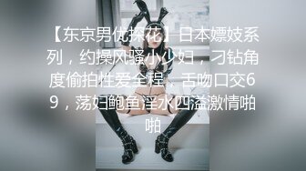 独家推荐 性感漂亮美女风景区游玩时寂寞难耐,拉着男友到公共卫生间疯狂操B自拍,空间太小只能后插式干.太刺激了！