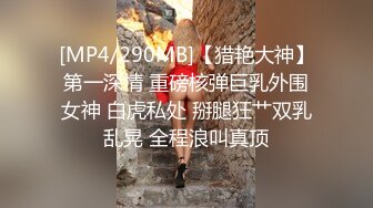 情趣酒店蓝光房偷拍两个中年和女炮友开房后面那个光头佬被撸屌的样子非常猥琐