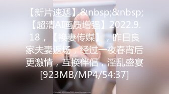 在家里洗澡一边洗BB一边尿尿的女生