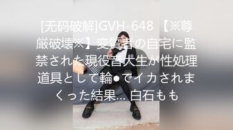 【某某门事件】第117弹 大人来人往大街上抠逼自慰有人过去说她两句，直接用抠逼的中指怼回去！